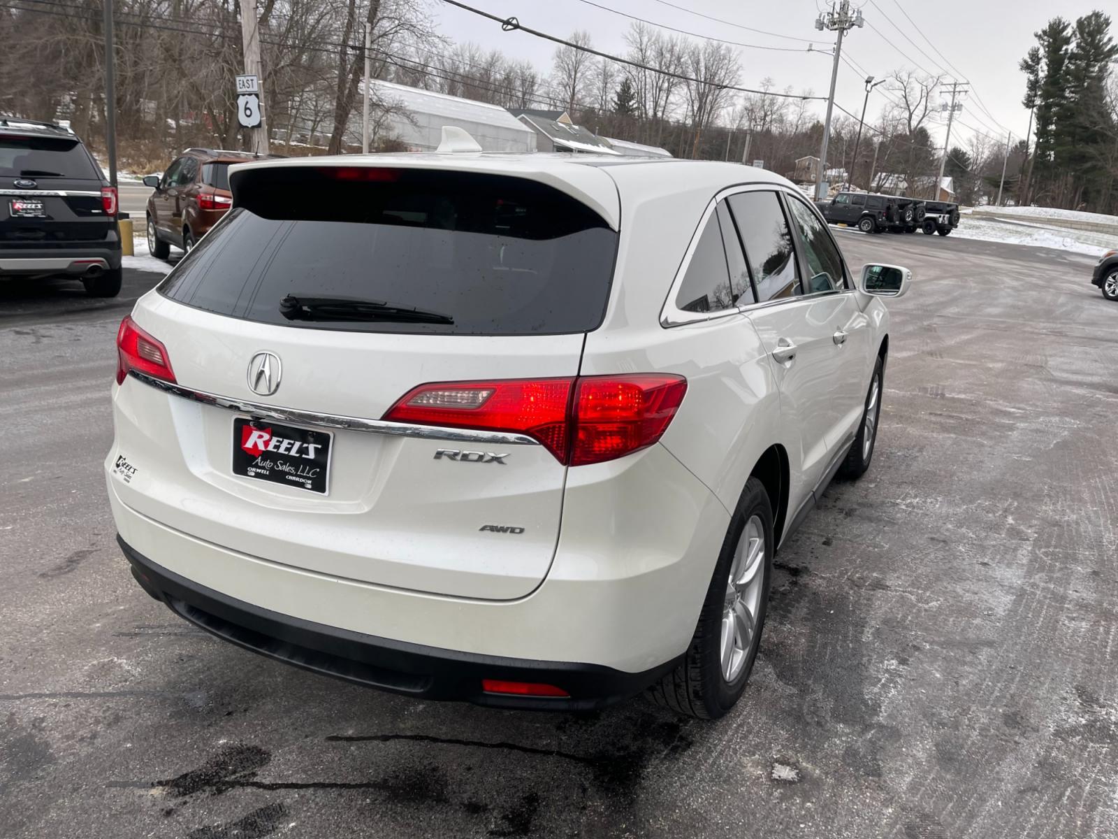 2015 White /Gray Acura RDX 6-Spd AT AWD w/ Technology Package (5J8TB4H58FL) with an 3.5L V6 SOHC 24V engine, 6-Speed Automatic transmission, located at 547 E. Main St., Orwell, OH, 44076, (440) 437-5893, 41.535435, -80.847855 - This 2015 Acura RDX AWD with the Technology Package is a luxury compact SUV that features a robust 3.5L V6 engine paired with a 6-speed automatic transmission, providing a blend of performance and comfort. Equipped with advanced technology such as a navigation system, dual automatic climate control - Photo #7